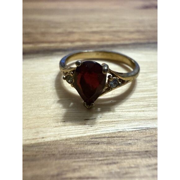 VTG Avon‎ Goldtone Garnet Costume Fashion Ruby Red Color Ring Size 7 - Picture 1 of 9